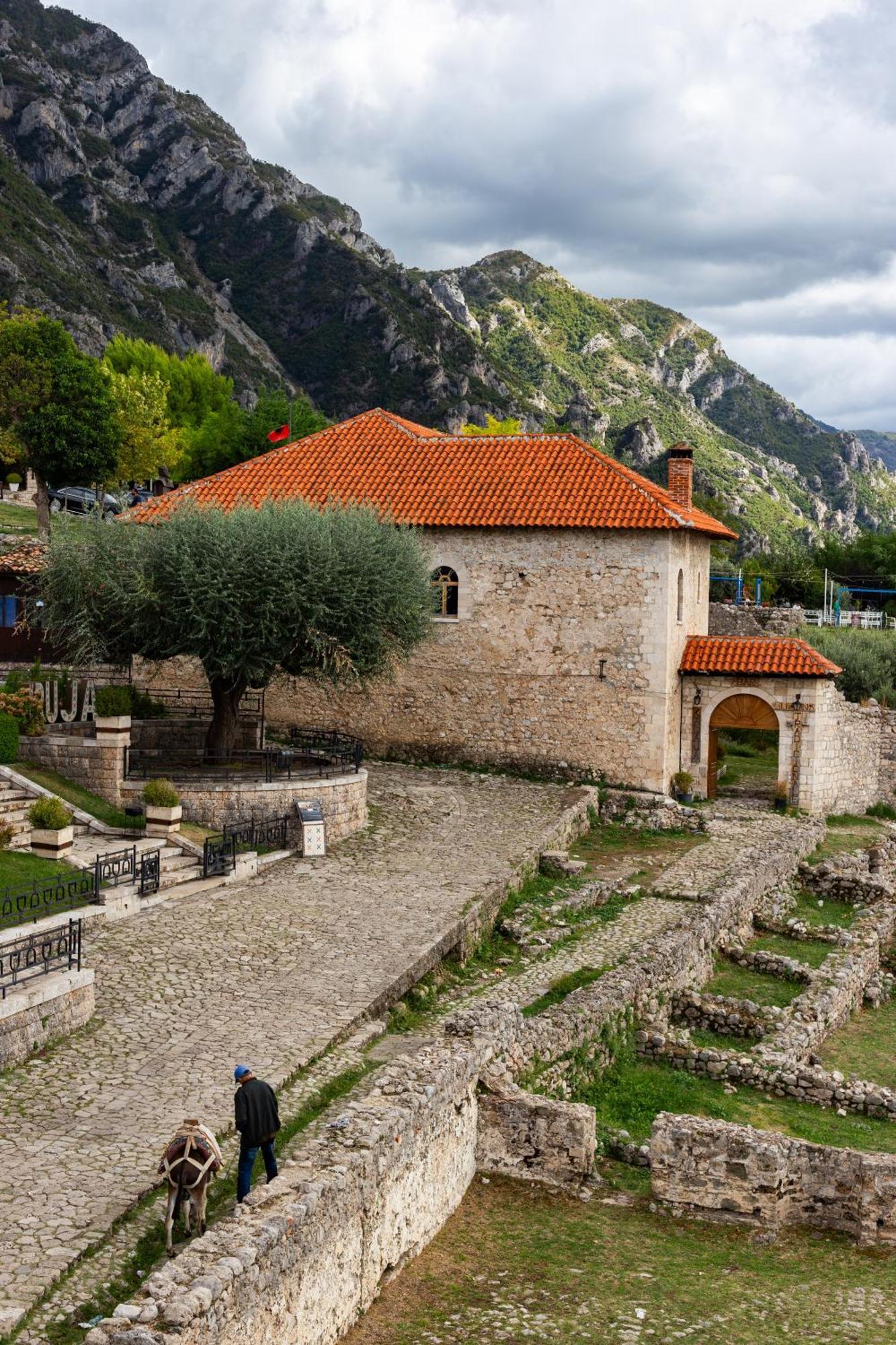 Kruja Albergo Diffuso , Inside Kruja Castle Krujë Exterior foto